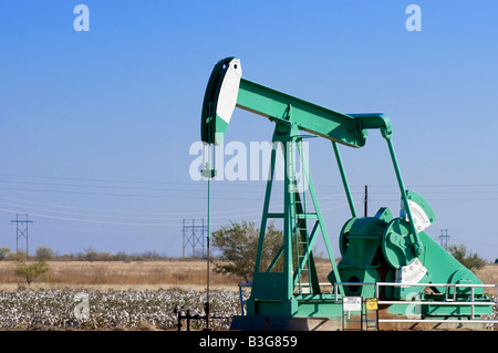 Pumpen von Öl in einem ländlichen Baumwollfeld Stockfoto