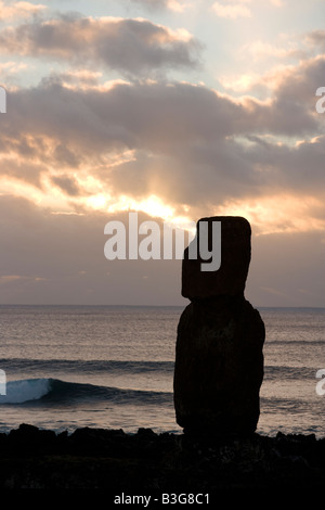 Sonnenuntergang am Ahu Tahai Osterinsel Chile Stockfoto