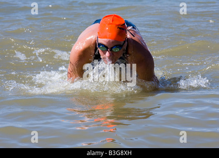 Schwimmer verlassen das Wasser bei der 2008 Suzuki s Newton 24 Stunden Triathlon Stockfoto