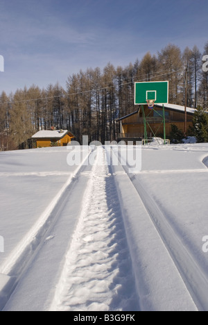 Snowmobile-Trails auf Schnee Stockfoto