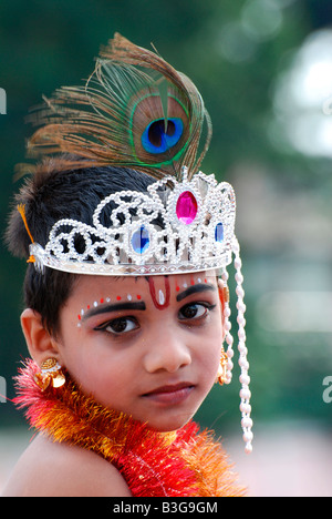 Kleine Krishna - ein kleiner Junge posiert als lord Krishna in einer Balagokulam-Prozession in Trivandrum, Kerala, Indien Stockfoto