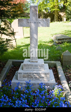 Das Grab von Charles Lutwidge Dodgson Alias Lewis Carroll in der Mount Cemetery, Guildford, Surrey, England. Stockfoto
