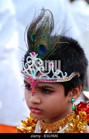 Kleine Krishna - ein kleiner Junge posiert als lord Krishna in einer Balagokulam-Prozession in Trivandrum, Kerala, Indien Stockfoto