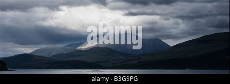 Ben Nevis, Großbritanniens s höchsten Berg mit Wolke bedeckt Gipfel erhebt sich über Loch Linnhe, Lochaber, Schottland Stockfoto