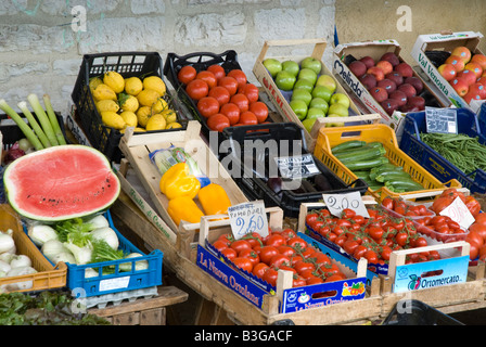 frisches Obst und Gemüse auf den Verkauf in Boxen in Italien Stockfoto