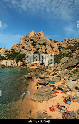 Italien Sardinien Capo Testa Cala Spinosa Sand Strand mit Cristal klares Wasser, umgeben von bizarren Felsen Stockfoto