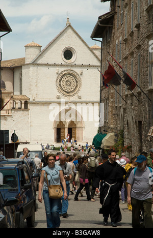 Massen von Menschen AtBasilica des Heiligen Franziskus in Assisi. Das Franziskanerkloster (Sacro Convento) und die untere und obere Kirche (Basilica Inferiore e Superiore) des St. Francis wurde sofort nach seiner Heiligsprechung im Jahre 1228 begonnen. Simone di Pucciarello spendete das Land für die Kirche, einem Hügel an der Westseite von Assisi, bekannt als "Hügel der Hölle" (IT. Collo-d'Inferno - hier die Verbrecher zu Tode gebracht wurden). Dieser Hügel wird heute treffend "Hill of Paradise" genannt. Stockfoto