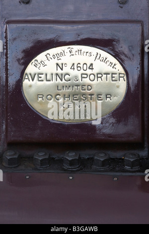 Messing-Hersteller Platte auf Jahrgang 1900 Aveling Porter Dampfwalze Straße Stockfoto