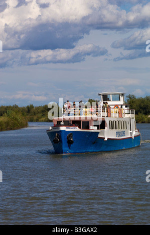 Europa Frankreich Provence Camargue Kreuzfahrt entlang des Kanals in der Petite Camargue in der Nähe von Aigues Mortes Canal du Rhône eine Sete Stockfoto