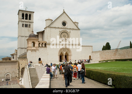 Basilika des Heiligen Franziskus in Assisi. Das Franziskanerkloster (Sacro Convento) und die untere und obere Kirche (Basilica Inferiore e Superiore) des St. Francis wurde sofort nach seiner Heiligsprechung im Jahre 1228 begonnen. Simone di Pucciarello spendete das Land für die Kirche, einem Hügel an der Westseite von Assisi, bekannt als "Hügel der Hölle" (IT. Collo-d'Inferno - hier die Verbrecher zu Tode gebracht wurden). Dieser Hügel wird heute treffend "Hill of Paradise" genannt. Stockfoto