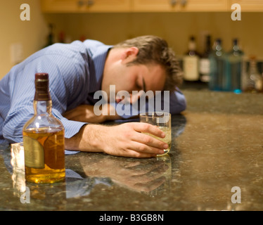 junger Mann ohnmächtig von Alkohol zu trinken Stockfoto