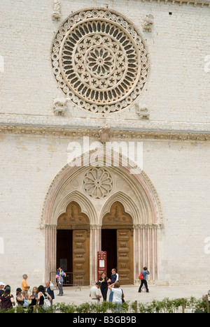 Basilika des Heiligen Franziskus in Assisi. Das Franziskanerkloster (Sacro Convento) und die untere und obere Kirche (Basilica Inferiore e Superiore) des St. Francis wurde sofort nach seiner Heiligsprechung im Jahre 1228 begonnen. Simone di Pucciarello spendete das Land für die Kirche, einem Hügel an der Westseite von Assisi, bekannt als "Hügel der Hölle" (IT. Collo-d'Inferno - hier die Verbrecher zu Tode gebracht wurden). Dieser Hügel wird heute treffend "Hill of Paradise" genannt. Stockfoto