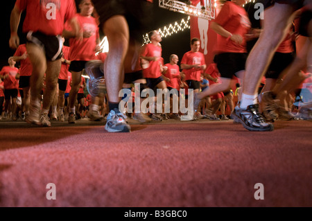 Läufer am Kick-off-Punkt in Eben Gvirol Street während Nike Human Race-Veranstaltung in Tel Aviv Israel Stockfoto