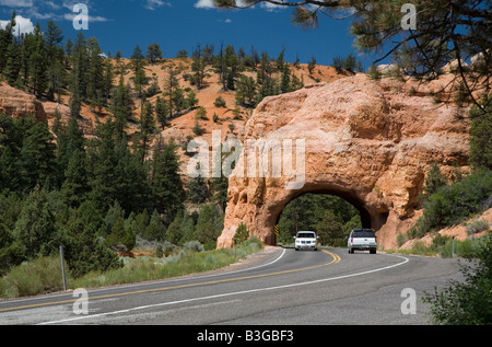 Panguitch Utah Highway 12 führt durch einen Tunnel in Red Canyon Stockfoto