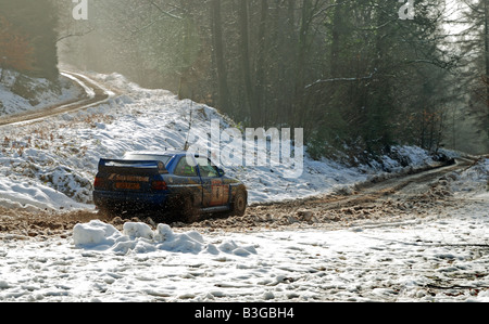 Ford Escort Cosworth Rallye-Auto aus einer Ecke im tiefen Schnee und Eis Stockfoto