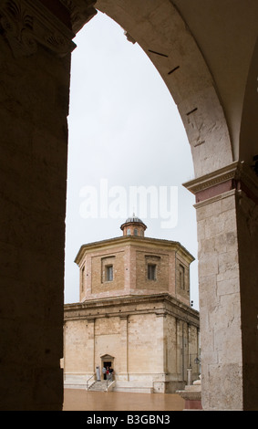 Kathedrale von Spoleto in der Piazza del Duome widmet sich Santa Maria Assunta. Die Fassade ist eines der großartigsten Beispiele von Umbrian Romanesque. Das romanische Bauwerk enthält das Grab von Filippo Lippi, gestorben in Spoleto 1469, entworfen von seinem Sohn Filippino Lippi. Die Kirche beherbergt auch ein Manuskript Schreiben des Heiligen Franziskus von Assisi Stockfoto