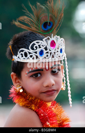 Kleine Krishna - ein kleiner Junge posiert als lord Krishna in einer Balagokulam-Prozession in Trivandrum, Kerala, Indien Stockfoto