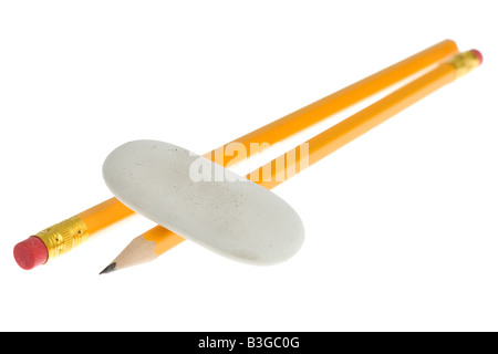 Zwei Bleistifte und Radiergummi auf weißem Hintergrund Stockfoto