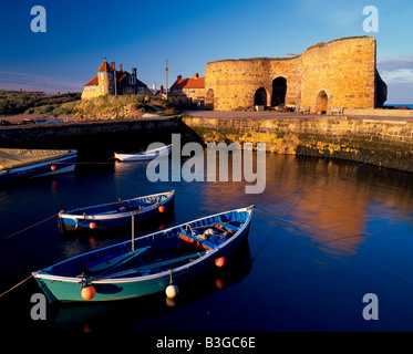 Blick über den Hafen von Beadnell, Northumberland, England, gegenüber den Kalköfen in der Abend-Sonne Stockfoto