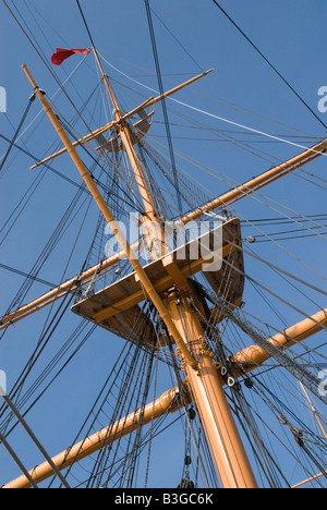 Der Mast der HMS Warrior im Hafen von Portsmouth Stockfoto