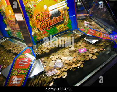 Spielhalle-Geld-Wasserfall-Slot-Maschine UK Stockfoto