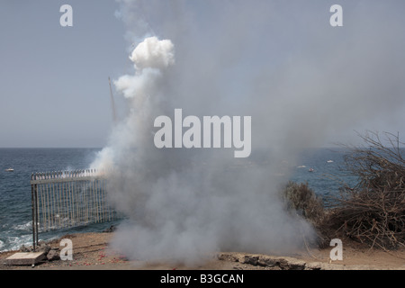 Feuerwerk abgefeuert, die Flottille mit den Bildnissen der San Juan Bautista und Nuestra Senora de Carmen, Fiesta in Playa San Juan, Teneriffa zu begrüßen Stockfoto