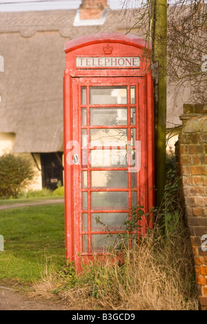 Rote Telefonzelle in einem englischen Dorf Stockfoto