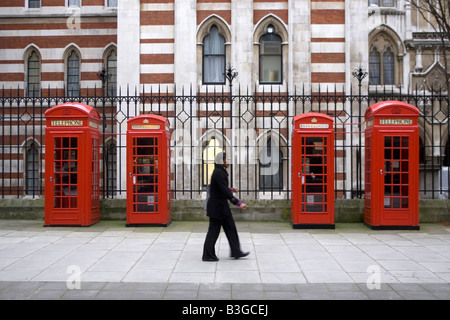 Vier rote Telefonzellen in Folge Stockfoto