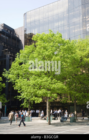 Büroangestellte und Touristen genießen eine Pause im Broadgate, London, England. Stockfoto