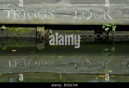 Triggs Lock: Namen geschnitzt in hölzernen obere Schleuse mit Spiegelbild im Fluss Wey Navigation, Surrey, England Stockfoto