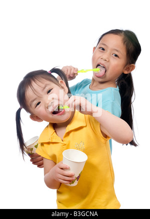 Zwei Schwestern, Zähneputzen, Gesundheit und wohnen Stockfoto