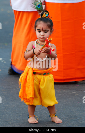 Kleine Krishna - ein kleiner Junge posiert als lord Krishna in einer Balagokulam-Prozession in Trivandrum, Kerala, Indien Stockfoto