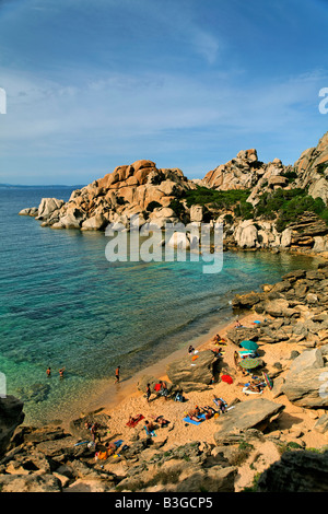 Italien Sardinien Capo Testa Cala Spinosa Sand Strand mit Cristal klares Wasser, umgeben von bizarren Felsen Stockfoto