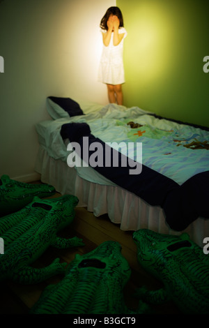 Aufblasbare Krokodil Serie. Durch ein Kinderbett lauern Stockfoto