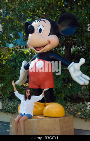 Disneyland Hotel Resort in Anaheim, Kalifornien Mickey Mouse und 17 Jahre altes Teen mit Armen öffnen Stockfoto
