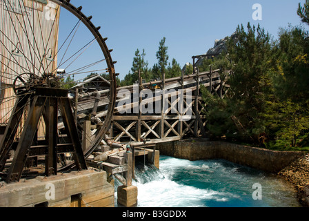 Disneyland Resort Anaheim, Kalifornien Unterhaltung Grizzly River Run Wildwasser Floß Abenteuer verlassene Mine Wasserfall Stockfoto