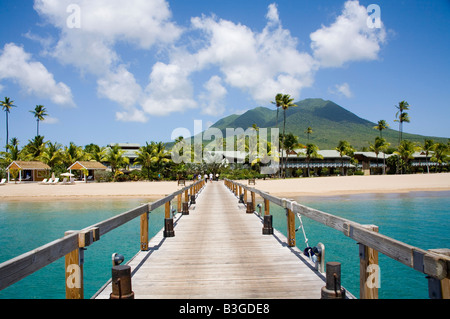 Nevis auf den Leeward-Inseln... Blick auf PInneys Strand und den erloschenen Vulkan in der Mitte der Insel, Caribbean Stockfoto