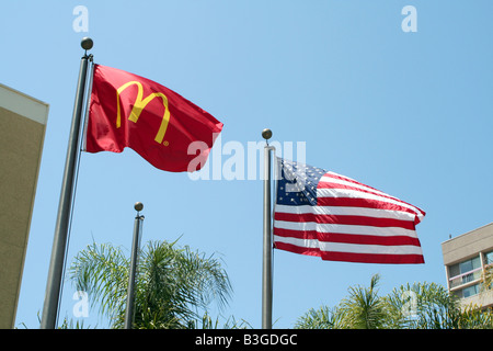 Amerikanischen und McDonalds Flagge in Kalifornien, Vereinigte Staaten von Amerika Stockfoto