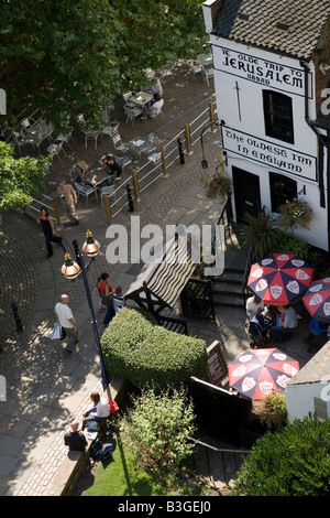 Draufsicht auf das berühmte älteste Gasthaus in England sitzen neben Nottingham Castle. Stockfoto