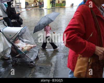 Menschen im Regen in Florenz Italien Stockfoto