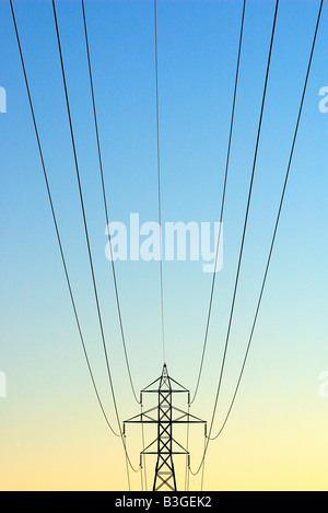 Elektrische Turm und Stromleitungen im Sonnenaufgang Stockfoto