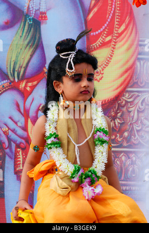 Kleine Krishna - ein kleiner Junge posiert als lord Krishna in einer Balagokulam-Prozession in Trivandrum, Kerala, Indien Stockfoto