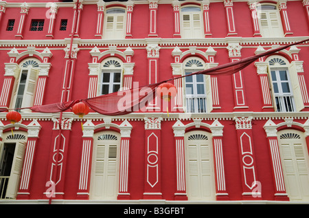 Ein renoviertes hell gestrichenen rote und weiße Shophouse mit rot festlich Laternen in Chinatown, Singapur Stockfoto