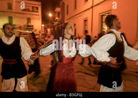 Italien-Sardinien-Olbia-Tanz-Performance mit traditionellen Kostümen Stockfoto