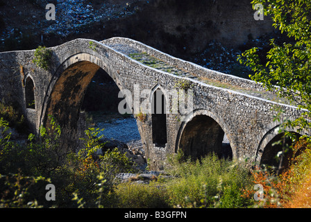 Alte Brücke von Mesi, nördlichen Albanien Stockfoto