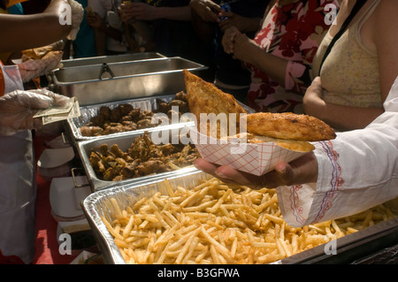 Paradegoers sind authentische indische Küche von Anbietern bei der Street fair nach der indischen Independence Day Parade serviert Stockfoto