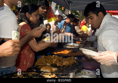 Paradegoers sind authentische indische Küche von Anbietern bei der Street fair nach der indischen Independence Day Parade serviert Stockfoto