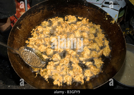 Frittieren Pakora eine indische Knödel auf dem Straßenfest nach der indischen Independence Day Parade Stockfoto