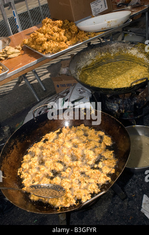 Frittieren Pakora eine indische Knödel auf dem Straßenfest nach der indischen Independence Day Parade Stockfoto