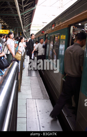 Seoul, Südkorea: Leute, die in der u-Bahn Zug an einer Station in Seoul. Stockfoto